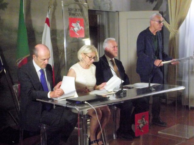 La presentazione in Regione della Festa del Teatro. In piedi il presidente Marzio Gabbanini