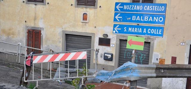 Il guardrail lungo l'Oltreserchio dopo l'ennesimo incidente