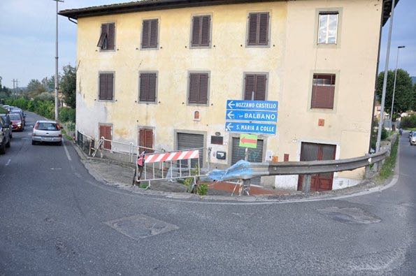 Il guardrail lungo l'Oltreserchio dopo l'ennesimo incidente