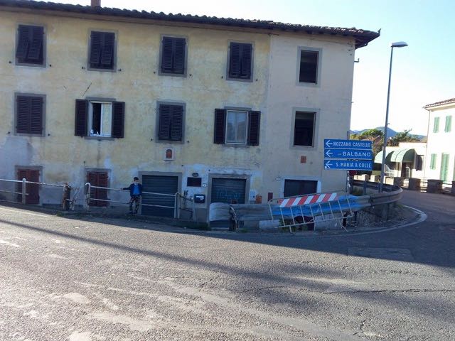 Il guardrail lungo l'Oltreserchio dopo l'ennesimo incidente