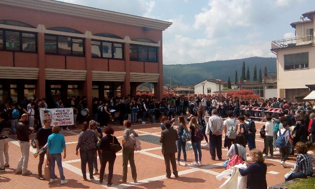 la scuola Balducci di Pontassieve in corteo
