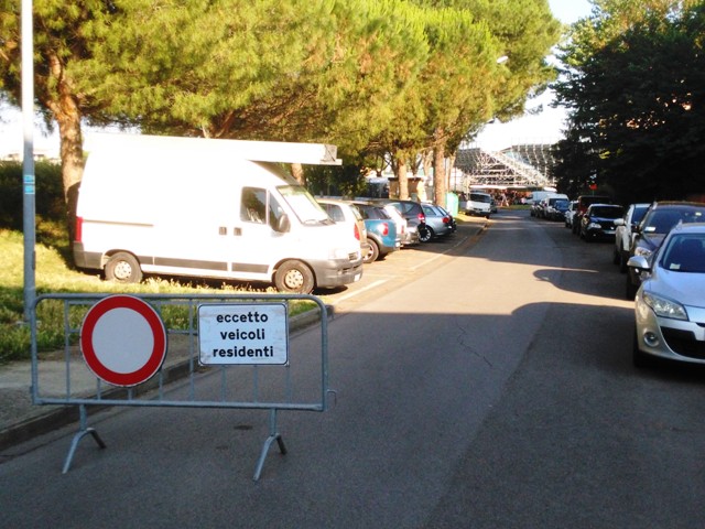 La situazione caotica dei parcheggi in zona stadio quando c'è il mercato
