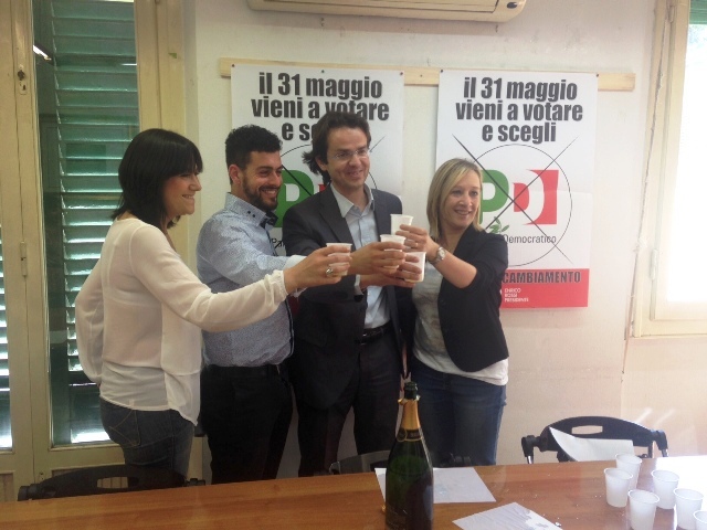 Il tavolo Pd del dopo elezioni e la soddisfazione di Enrico Rossi. Unico eletto in consiglio regionale (foto gonews.it)