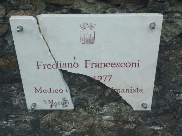 la targa di Francesconi profanata 