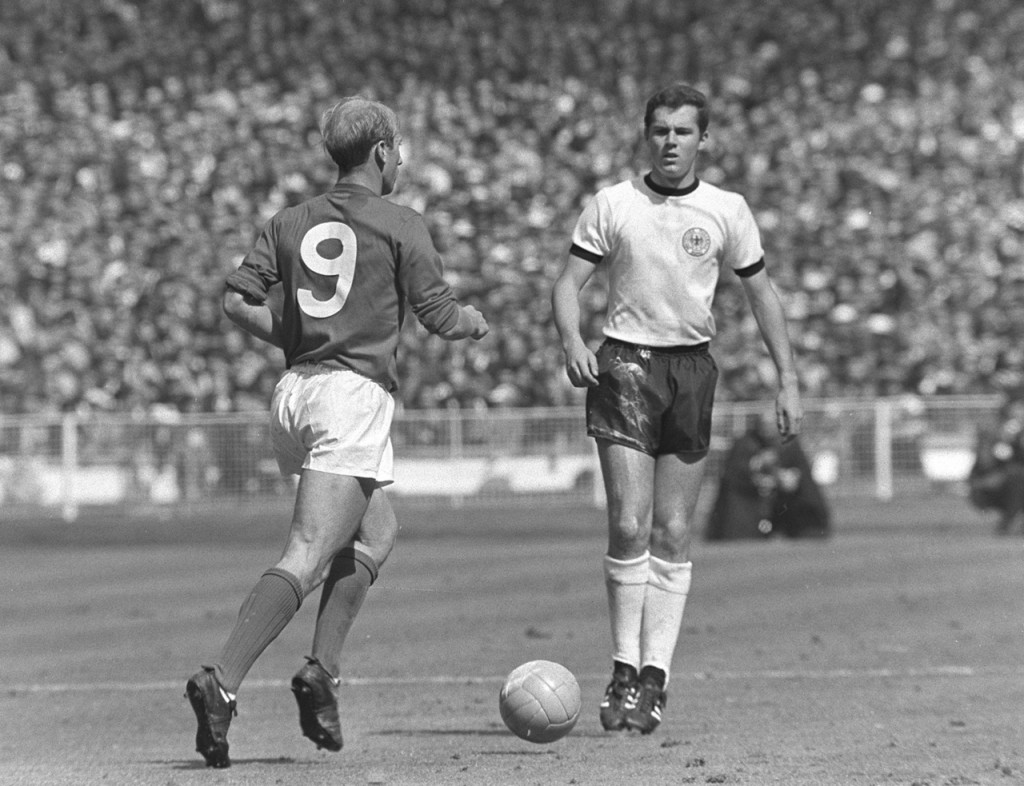 Charlton e Beckenbauer durante la finale di Wembley vinta dagli inglesi per 4-2