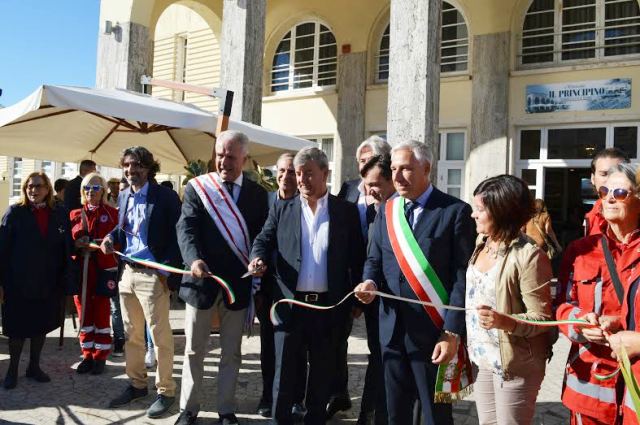 Il taglio del nastro del festival della salute