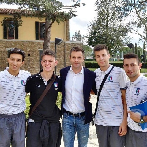 In foto con la polo color nero il giovane fischietto pontederese Carlo Celardo. Al centro Nicola Rizzoli