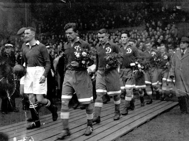 I giocatori sovietici entrano a Stamford Bridge portando mazzi di fiori