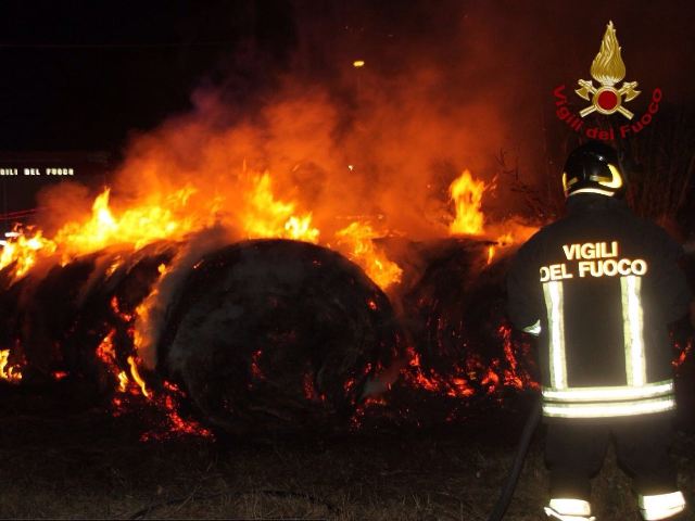 Duecento rotoballe a fuoco nella notte: pompieri al lavoro - gonews