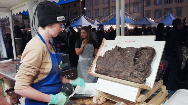 In Piazza Duomo a Prato è arrivata la tavoletta di cioccolato da guinness