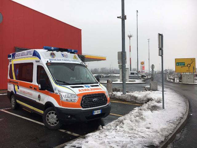 L'ambulanza della Misericordia di Empoli in una sosta durante il viaggio in Romania
