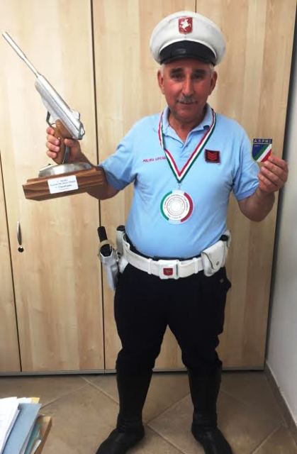 Mauro Batisti, l'agente della Polizia Locale dell’Unione Valdera che si è laureato campione italiano di tiro dinamico