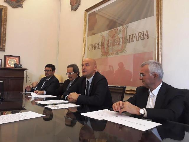 da sinistra: il prof. Roberto Di Pietra, il dott. Umberto Trezzi, il rettore Francesco Frati, il dott. Rino Rappuoli