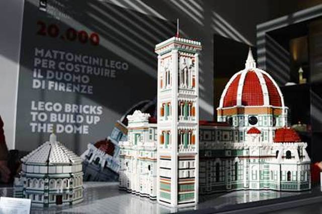 Modellino in mattoncini LEGO del Duomo e del Battistero di Firenze