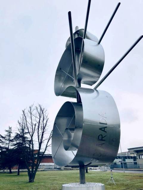 La scultura in acciaio Inox dell’artista fucecchiese Marco Puccinelli dal titolo “S”