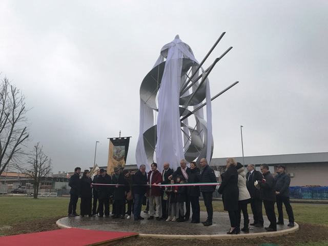 La scultura in acciaio Inox dell’artista fucecchiese Marco Puccinelli dal titolo “S”