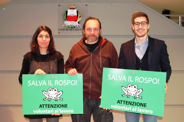 L'assessore alla partecipazione Matteo Francesconi assieme alla referente del progetto, Elisa De Paoli, e al biologo Carlo Scoccianti.