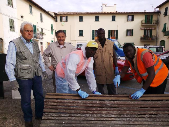 Il gruppo al lavoro per riqualificare le panchine