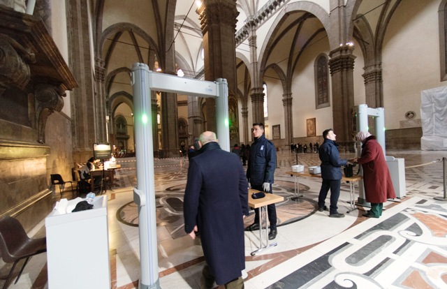 FIRENZE - Metal detector a 'transito' agli ingressi dei monumenti del Duomo di Firenze per controlli più efficaci foto Opera del Duomo Firenze/ Claudio Giovannini