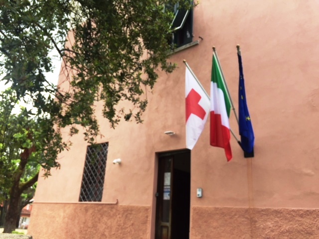 La consegna della bandiera della Croce Rossa