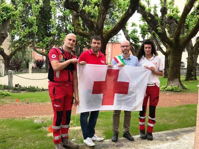 La consegna della bandiera della Croce Rossa