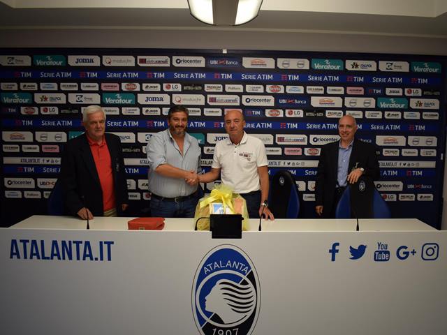 I dirigenti bianco-celesti e Loris Margotto, responsabile progetto scuole calcio affiliate Atalanta, nel centro sportivo di Zingonia