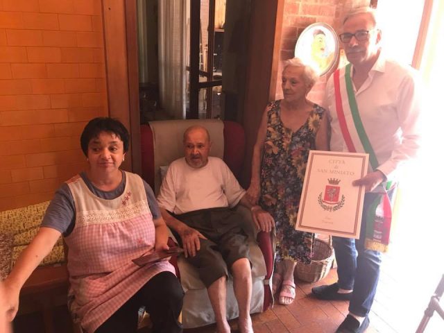 Marino Caponi e la consorte Dina Erbetti ricevono il riconoscimento dal sindaco Vittorio Gabbanini (foto da Facebook)