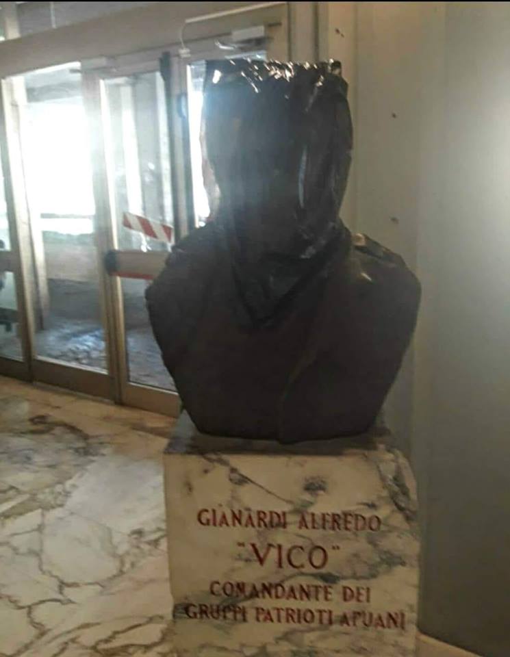 alfredo_gianardi_busto_incappucciato_sacco_plastica