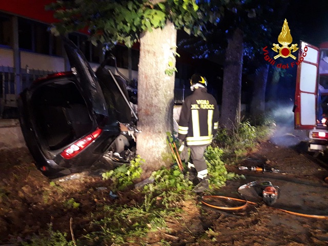 Doppio Incidente Nella Notte Nel Fiorentino Un Auto Finisce Contro Un Albero Gonews It