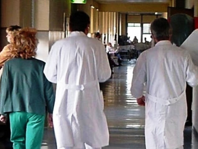 Spintona oss e la fa cadere, parente di un paziente condannato a un risarcimento