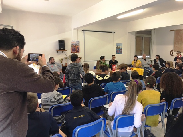 L'incontro alla scuola media inferiore Renato Fucini in via Fratelli Antoni a Pisa