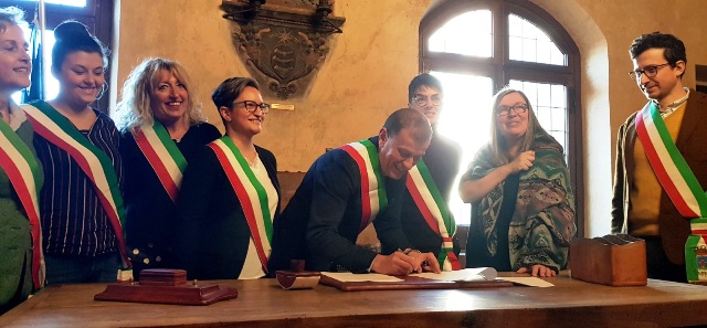 Firma con assessore Ignesti e assessori comunali