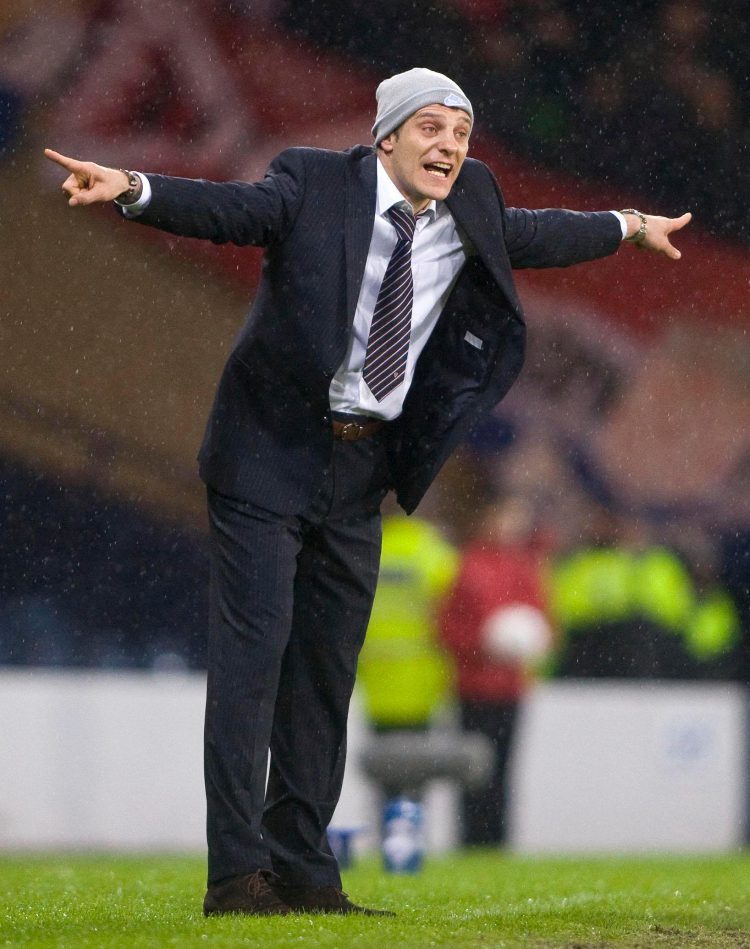 Il tecnico croato Slaven Bilic con il berretto di lana