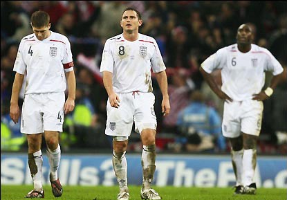 Steven Gerrard, Frank Lampard e Sol Campbell lasciano il campo di Wembley dopo la sconfitta contro la Croazia