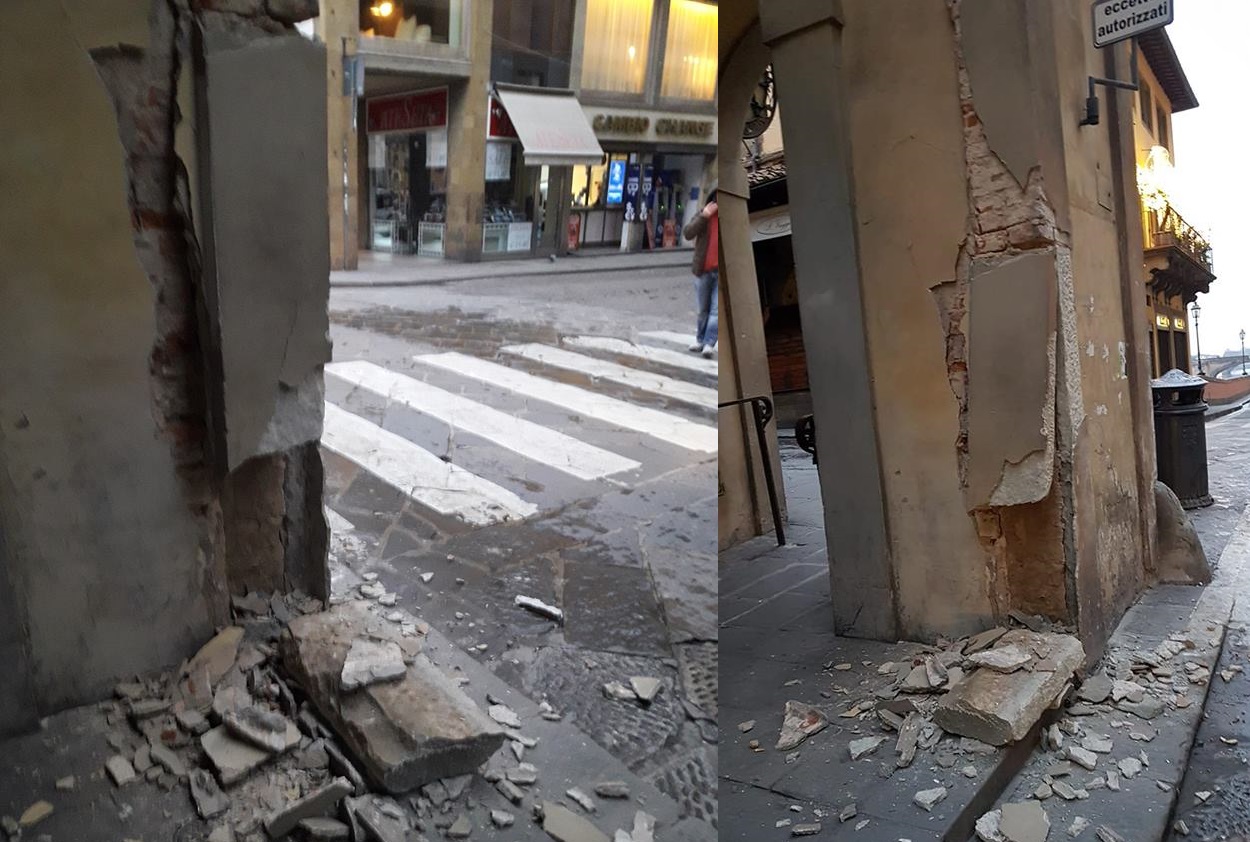 La colonna danneggiata in due scatti pubblicati su Facebook