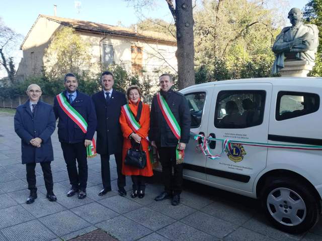 da sinistra, Andrea Dilillo (direttore Ftsa), David Bussagli (sindaco di Poggibonsi e presidente Ftsa), Roberto Bonini (presidente Lions), Annamaria Cotoloni (assessore Colle di Val d'Elsa), Niccolò Guicciardini (Vicesindaco San Gimignano)