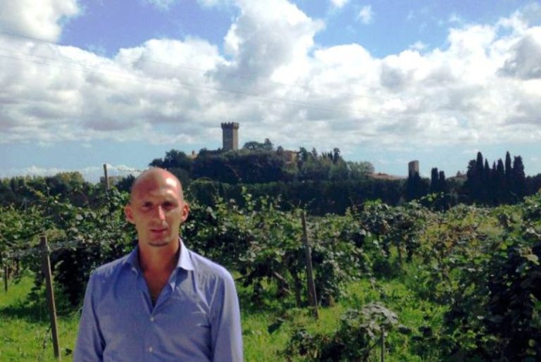 il Vicesindaco Matteo Ferrucci, sullo sfondo la Rocca del Brunelleschi