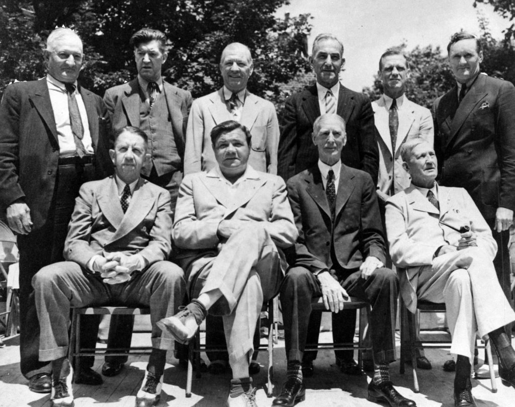 Dieci Hall of Famer posano di fronte al museo il 12 giugno 1939: Babe Ruth è il secondo seduto da sinistra