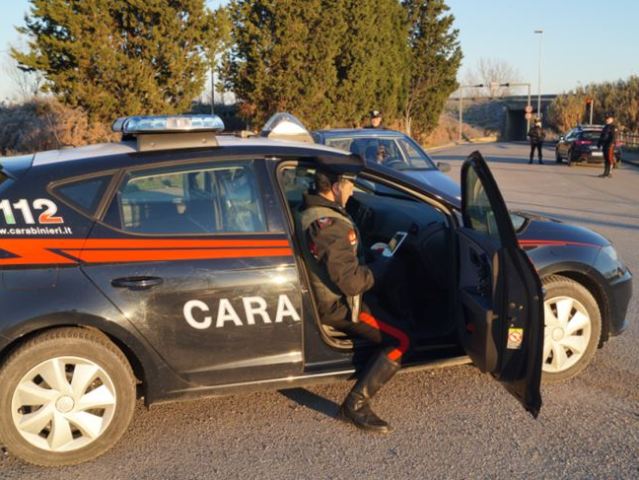 Scoperti con quasi 1 kg di marijuana in auto e 2mila euro: arrestati nel Cuoio