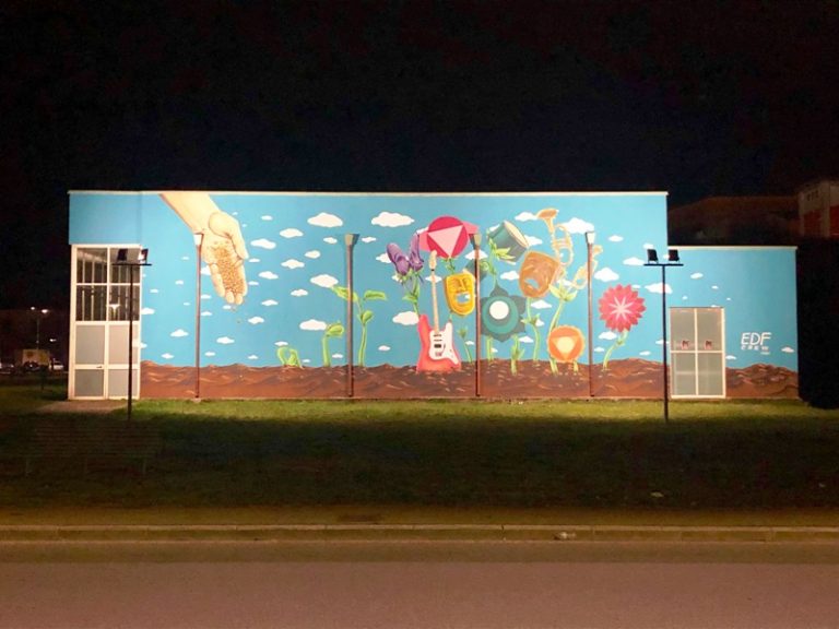 Sala Polifunzionale dellâOrto di San Matteo e la facciata della Scuola Giovanni Pascoli di Orentano