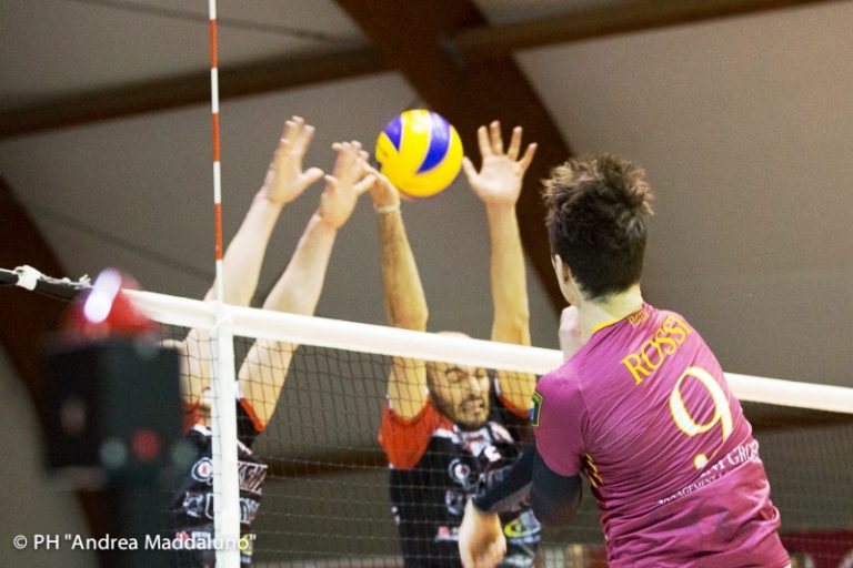 Nella foto ufficio stampa Roma Volley, un bellâattacco di Rossi contro il muro santacrocese