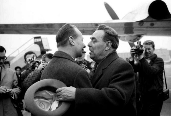 Dubček con Leonid Brežnev, quando ancora godeva dei favori del segretario del PCUS
