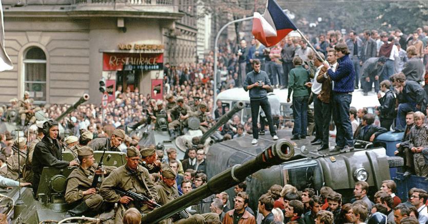 Cittadini cecoslovacchi circondano i carri armati sovietici dopo l'invasione del 21 agosto 1968