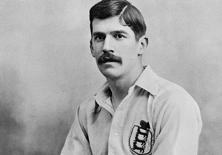 Wreford-Brown giocava a calcio e a cricket