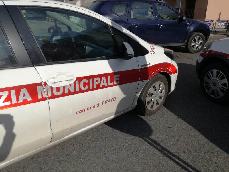 Urta tre auto in sosta e scappa, beccato dalla municipale a Prato