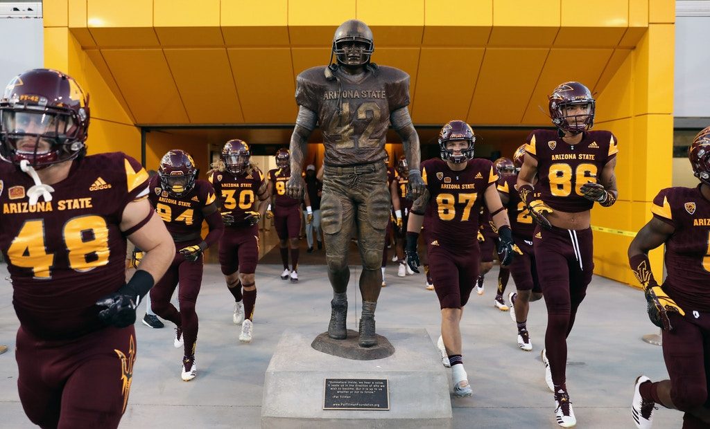 Una statua del giocatore si erge oggi nello stadio di Arizona State, l'università frequentata da Tillman
