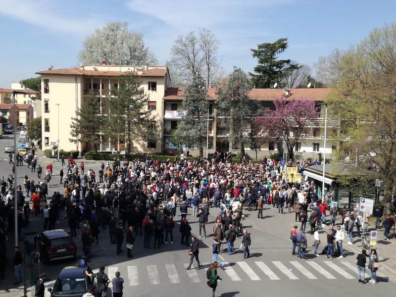 striscioni e piazza dei tigli6