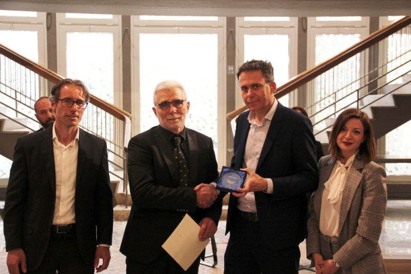 Fb Innotech ritira il premio Gioacchino Barletta con sindaco conti valeria mugganu e roberto mati