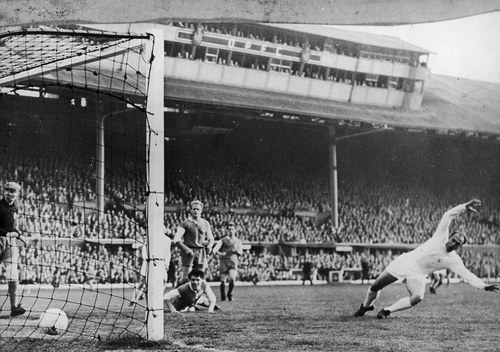 Una della reti di Di Stéfano nella finale di Coppa dei Campioni, vinta dal Real Madrid per 7-3 contro l'Eintracht di Francoforte