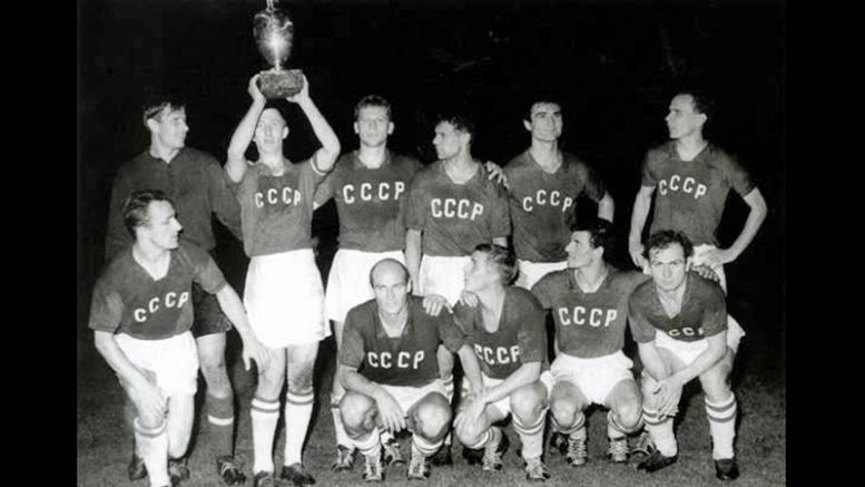 La selezione sovietica con il trofeo sfila al Parco dei Principi